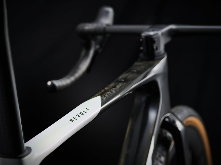 2027 GIANT REVOLT ADVANCED SL 0